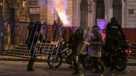 Denuncian que la represión policial durante el paro nacional en Ecuador provocó la muerte de una persona al caer a una quebrada