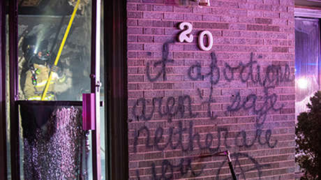 "Si los abortos no son seguros, ustedes tampoco": Vandalizan e incendian un centro de crisis de embarazo en EE.UU. tras el fallo de la Corte Suprema