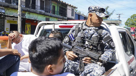 Bukele promete "arreciar la guerra contra las pandillas" en El Salvador después del asesinato de tres policías