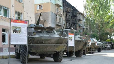 Defensores de Lugansk exhiben maquinaria y armas abandonadas por las derrotadas tropas de Kiev en Lisichansk