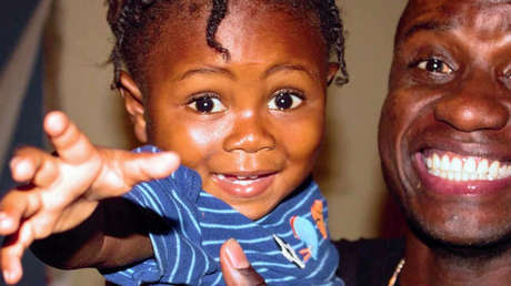 Un estudiante adopta a un niño que se encontró en la basura cubierto de hormigas durante sus vacaciones