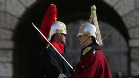 VIDEO: Un guardia real del Palacio de Buckingham grita a un turista por tocar a su caballo