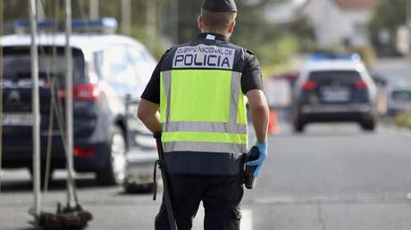 VIDEO: Un ladrón roba una cadena a un anciano a plena luz del día y varias personas lo reducen hasta que llega la Policía
