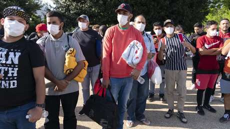 El gobernador de Texas empieza a enviar autobuses con indocumentados directamente a Nueva York