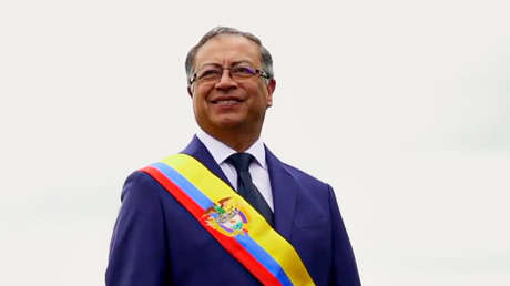 Gustavo Petro jura como primer presidente de izquierda de Colombia