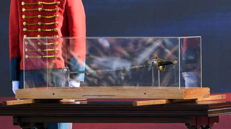 Las redes estallan contra Felipe VI de España por quedarse sentado ante el paso honorífico de la espada de Bolívar en Colombia