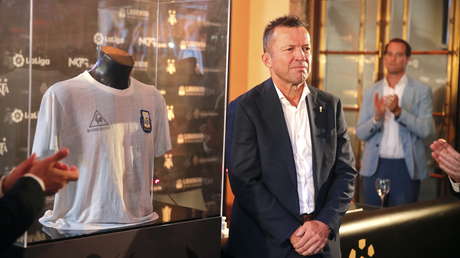 Exfutbolista alemán dona la camiseta con la que Maradona fue campeón del mundo en 1986