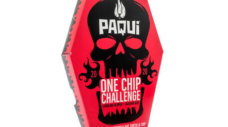 Alertan del peligro del reto viral de comer una patata frita hecha con los "pimientos más picantes del planeta"