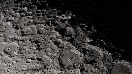 Descubren cómo los asteroides desplazaron los polos lunares