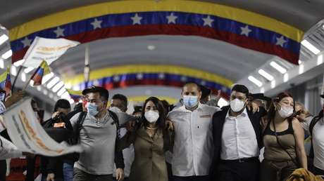 Juez sobresee a 14 de los 19 tripulantes del avión venezolano retenido en Argentina