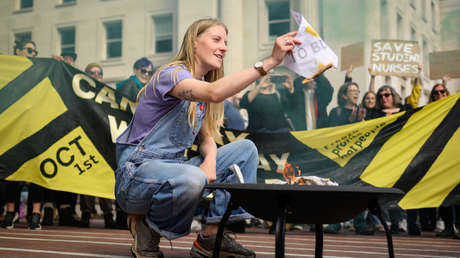 VIDEOS: Británicos queman sus facturas de electricidad y servicios públicos para protestar por la subida de los precios