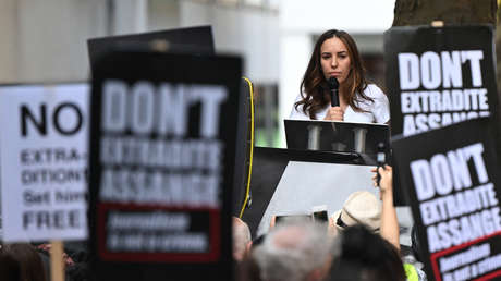Esposa de Julian Assange carga contra John Bolton en una conversación cara a cara en televisión