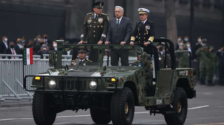 López Obrador niega "militarizar" México y tacha a la oposición de "reverendos hipócritas"