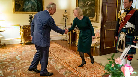 "Has regresado": El incómodo saludo del rey Carlos III a la primera ministra del Reino Unido (VIDEO)