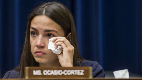 "Es usted una cobarde": interrumpen a Alexandria Ocasio-Cortez en un acto y la acusan de apoyar a los "nazis ucranianos" (VIDEO)