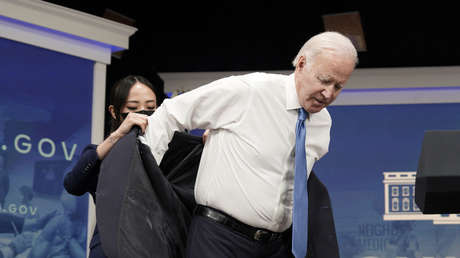 Biden habla sobre la amenaza nuclear mientras se pone su chaqueta