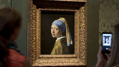 Activistas climáticos vandalizan el famoso cuadro 'La joven de la perla' (VIDEO)