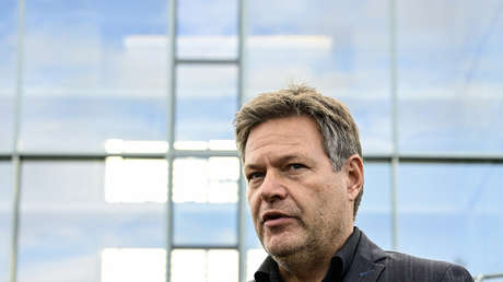 Alemania debe "ser más cuidadosa" con China, dice su ministro de Economía