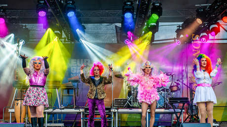 Twitter bloquea temporalmente a un periodista por reportar un show travesti en EE.UU. al que asistían niños