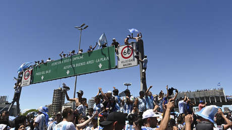 VIDEOS: Dos personas saltan desde un puente sobre el bus de la Albiceleste y uno cae fuera
