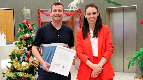 Subastan por 63.000 dólares el comentario de la primera ministra neozelandesa sobre el "cretino arrogante"