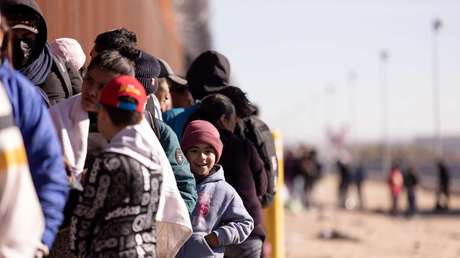 Varios autobuses con migrantes llegan a la residencia de Kamala Harris en Nochebuena