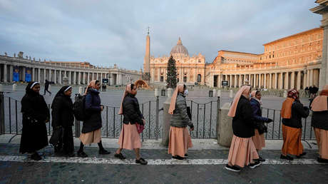 Colas para despedir a Benedicto XVI en la basílica de San Pedro