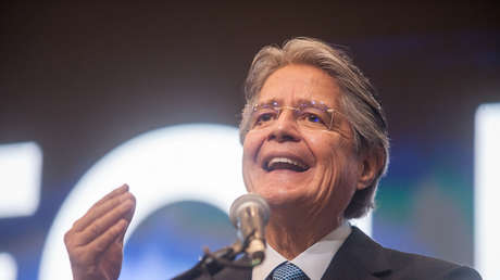 Ecuador pide la renuncia de 13 gerentes de empresas públicas en medio de acusaciones de corrupción