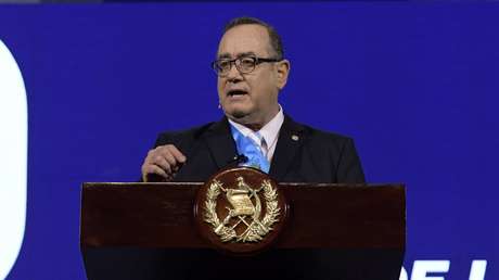 "Hay que investigarlo": Giammattei atiza la polémica en torno al ministro de Defensa de Colombia