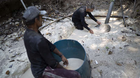 Dinero, trampas y vacíos legales: Por qué el oro ilegal en Brasil está detrás de la tragedia yanomami