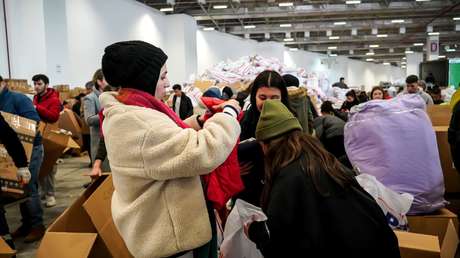 Tacones, pestañas postizas y trajes de baño: ayuda humanitaria que llega a Turquía sorprende y decepciona a voluntarios