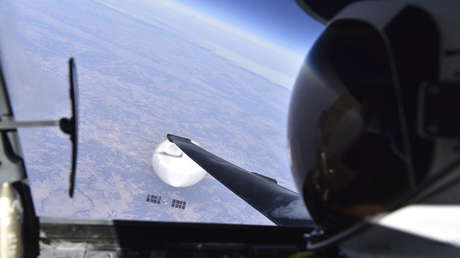 FOTO: El selfi de un piloto con el globo chino antes de que fuera derribado