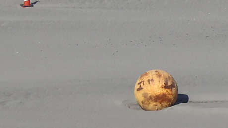 ¿Qué se sabe de la misteriosa bola anaranjada de hierro que apareció en la costa de Japón? (VIDEO)