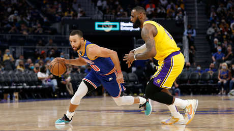 VIDEO: Lesionado y en la banca, LeBron James se mete a la cancha y empuja a Stephen Curry