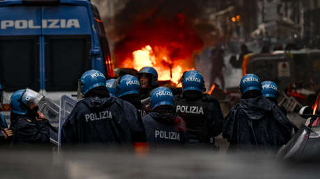 Ultras napolitanos y del Eintracht protagonizan una batalla campal en Nápoles (VIDEOS)