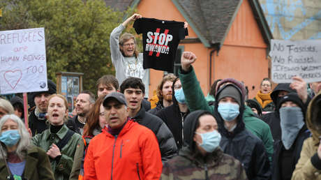 Reportan que Londres planea lanzar vuelos de deportación a Ruanda "para el verano"