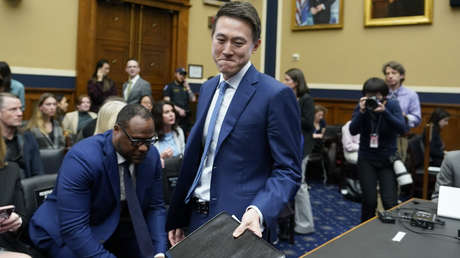 Acusaciones de espionaje, traumas psicológicos y censura: el Congreso de EE.UU. destroza al CEO de TikTok