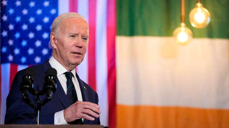 Biden vuelve a meter la pata hablando en público (y la Casa Blanca lo corrige)