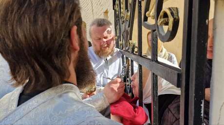 VIDEO: Bloquean la entrada y salida del Monasterio de las Cuevas de Kiev durante un servicio