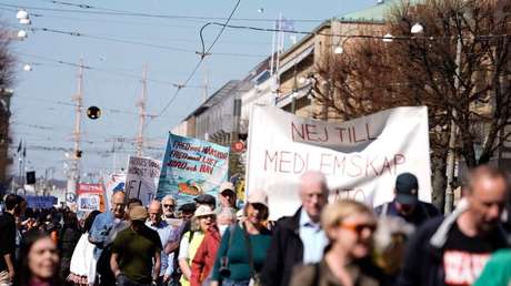 Miles de suecos se manifiestan contra la membresía del país en la OTAN