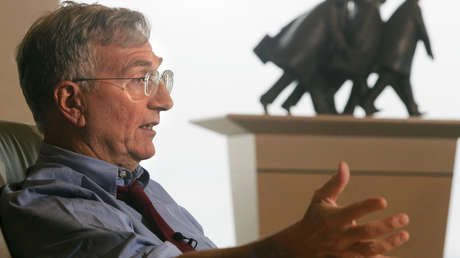 "Países fronterizos fueron inundados con armas": Seymour Hersh sobre el 'mercado negro' del equipo militar suministrado a Ucrania