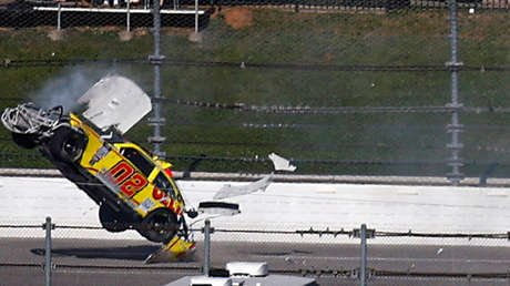 VIDEO: Un coche vuelca varias veces a toda velocidad en un aterrador accidente de Nascar