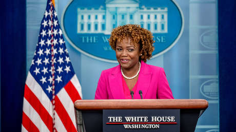 Acusan a la vocera de la Casa Blanca de hacer "luz de gas" a los reporteros
