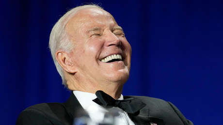 Biden hace bromas sobre Tucker Carlson y Elon Musk durante cena de corresponsales de la Casa Blanca