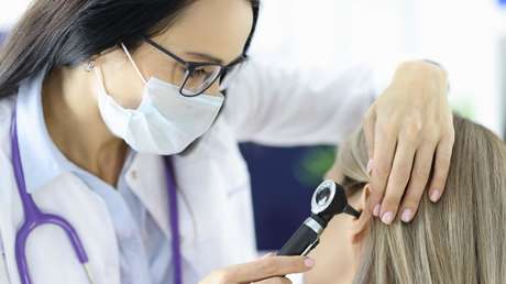 Una mujer va al médico por molestias en el oído y descubren a una araña viviendo en su interior