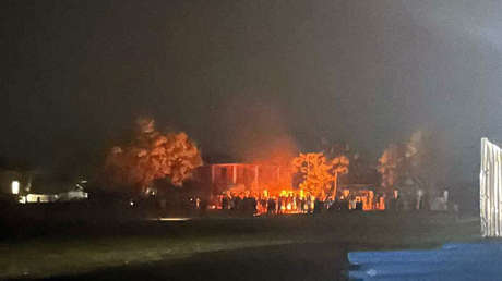 Despliegan el Ejército en la India para frenar fuertes disturbios étnicos que causaron incendios y destrozos (VIDEO)