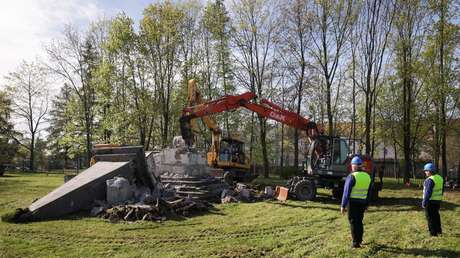VIDEO: Polonia destruye en vivo un monumento de gratitud al Ejército Rojo, que la liberó de los nazis