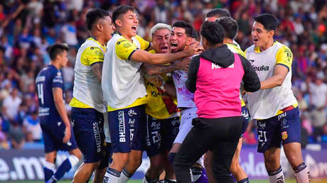 Portero se luce con un insólito gol de arco a arco y en el último minuto (VIDEO)