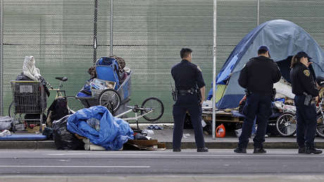 Joven estadounidense busca recaudar dinero para mudarse de barrio debido a la crisis del fentanilo
