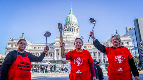 Cocineras comunitarias que alimentan a 10 millones de personas luchan por sus derechos en Argentina